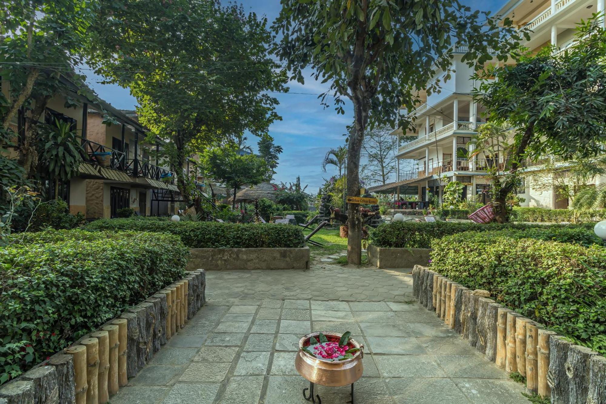 Hotel Riverside With Swimming Pool Саураха Экстерьер фото